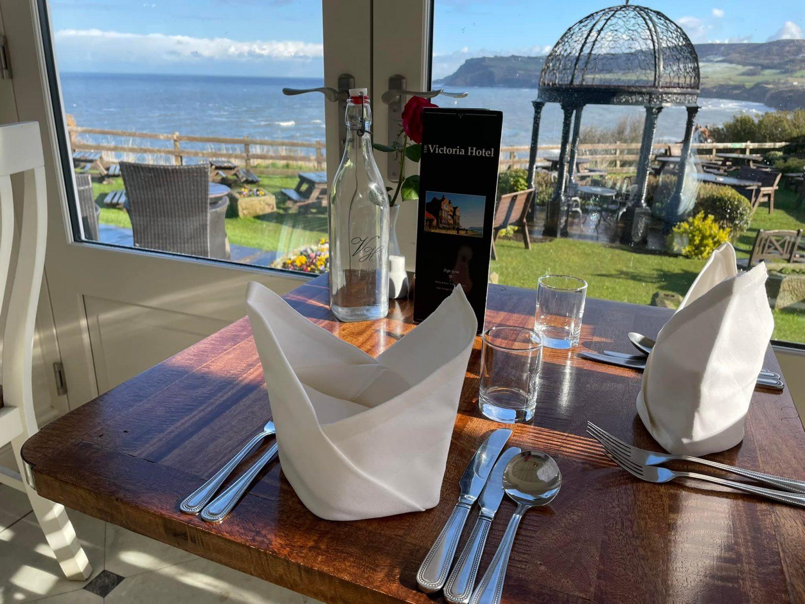 places to eat in robin hood's bay