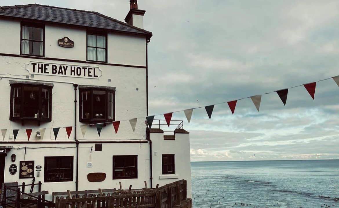 places to eat in robin hood's bay